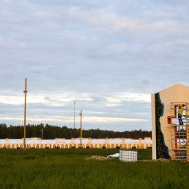 Juhlaportin viimeistelyä maanantai-iltana 26.6.