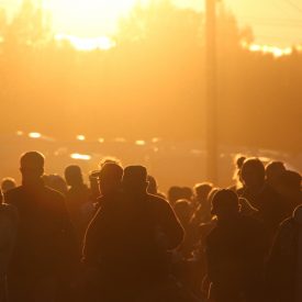 lta-auringon viimeiset säteet lämmittivät seurakansaa lauantai-iltana.