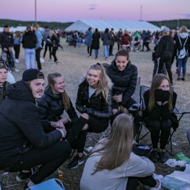 Nuoria myöhään lauantai-iltana seurakentällä.