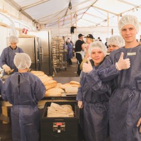 Paninin valmistusta ravintolassa.