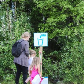 Juoma-astioiden täyttöä sunnuntaiaamuna.