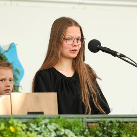 Liisa Uljas luki jumalanpalveluksessa 1. lukukappaleen.