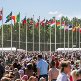 Liput liehuivat virkistävässä tuulessa.