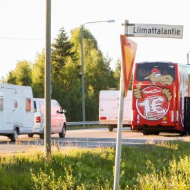 Bussi ottaa kyytiin kotimatkalaisia.