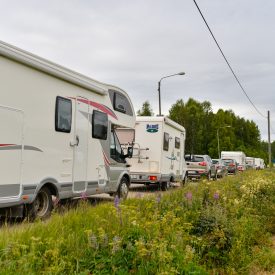 Asuntovaunujen letkat lähti seurakentältä etelään ja pohjoiseen.