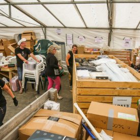 Ruokalan kalusteet pakataan siirtoa varten.
