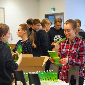 Pitsalaatikoita taittelemassa Oulun ry:llä 5.4.2019 Maarika Jaakkola ja Aunemaria Ylitalo