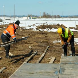 Nissilän Vesku (vas.) Korvan Ilkka rakensivat lauantaina 4.5. kenttätalkoissa ruokalan lattiaa suviseurat talkoot ruokalan lattia