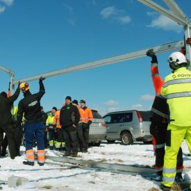Telttarunko nousemassa pystyyn la 4.5. kenttätalkoissa ryhmätyö suviseurat muhos 2019