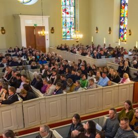 Oulun tuomiokirkko oli täynnä laulavaa kansaa sateisena perjantaina 24.5.2019 siionin laulut oulun tuomiokirkko