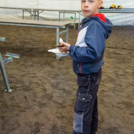 Paulus Palola  8 v. oli nuorimpia työmiehiä ensimmäisissä kenttätalkoissa.