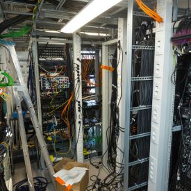 Näkymä vahvistinkontin takaosaan. Tämä kaikki on rakennettu talkootyönä talven aikana. vahvistinkontti suviseurat äänentoisto