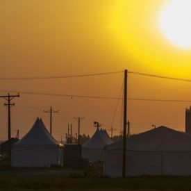 Seurakenttä kylpee huikaisevassa aamuauringossa.