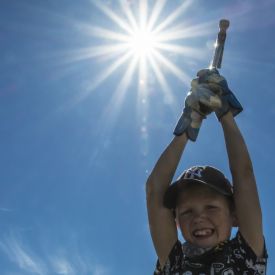 Eelia Karhumaa 7v ryhtymässä vasarointihommiin seurakentän suurtalkoissa.