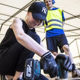 Isä, tyttö ja akkuruuvinväännin. E. ja Eero Nurkkala ruuvaushommissa.