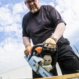 Moottorisaha Harri Kalliokosken osaavissa käsissä suurtalkoissa 8.6.