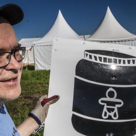 Pauli Määttä esittelee paljonpuhuvaa opaskylttiä.