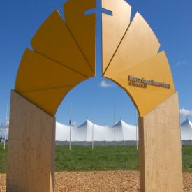 Valmis juhlaportti aamupäivän auringossa.