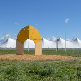 Juhlaportti sijaitsee ison teltan edessä. Portin on suunnitellut opastetoimikunta.