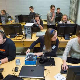 Kesäseuraradion toimittajat harjoittelevat tulevaa radiotyötä viestintäkurssilla Ranualla.