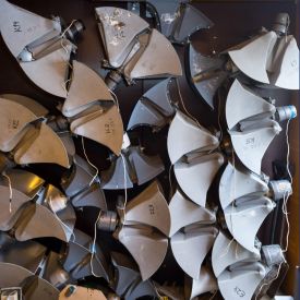 Suviseurakentän pylväskaiuttimia varastokontissa odottamassa siirtoa kentälle. kaiuttimet kontissa suviseurat Muhos 2019