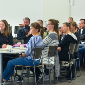 Toimikuntien uutisia kuuntelemassa tiedonvaihtotorilla Oulun ry:llä toukokuun loppupuolella. tiedonvaihtotori oulu suviseurat toimikunnat