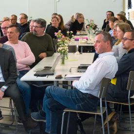 Tiedonvaihtotorilla ma 27.5.2019 Oulun rauhanyhdistyksellä eri toimikuntien terveisiä kuulemassa.