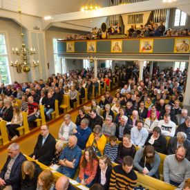 Suviseurakuoro ja kirkkoväki lauloivat vuorolauluna Siionin laulujen säkeistöjä suviseurakuoro ossi kajava muhoksen kirkko suviseurat