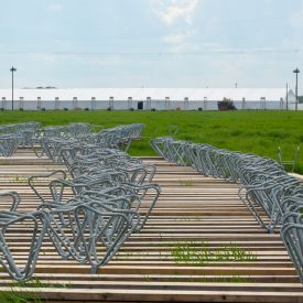 Keskuskentän penkit odottamassa  piakkoin asennettavaa isoa telttaa.