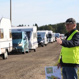 Täyttöliikenne sujuu mukavasti. Liikennettä ohjaamassa Heimo Tihinen.