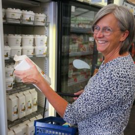 Kaija Hentilä ja myymälän uutuustuote juustokeitto.