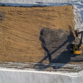 Soraa levitellään seurakentän tiepohjiin helmikuussa 2019