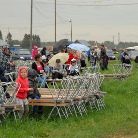 Yleisöä seuraamassa ison teltan pystytystä. Ennustettu ajoittainen sade ei päässyt yllättämään.