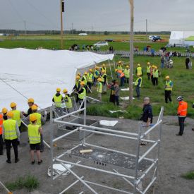 Monet tekevät kädet ja selkeät ohjeet olivat edistämässä ison teltan pystytystä 19.6.