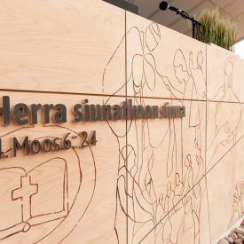 Puhujankorokkeessa toistuu myös Suviseurojen tunnuslause "Herra siunatkoon sinua" 4.Moos. 6:24