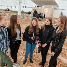 Tämän kesän rippikoululaiset Mirjami, Julia, Milja, Ella ja Saana tapasivat toisiaan seurateltassa.