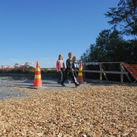 Hurmeen perheen lapset ylittämässä vain jalankulkukäyttöön tarkoitettuja puusiltoja.
