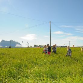 Karjulan ja Laurilan perheen lapsia saapumassa suviseurakentälle.