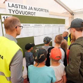 Innokkaita lapsia ilmoittautumassa työvuoroon.