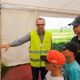 Työvoimatoimikunnan puheenjohtaja Jussi Karjula opastaa lapsia vapaiden työvuorojen haussa.
