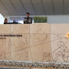 Laulu kaikui iltahartauden aluksi