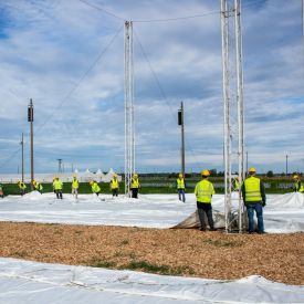 Telttakankaat leviteltiin kun mastot olivat paikoillaan.