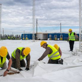 Telttakankaan osat kootaan yhteen vaijeriköyttä pujotellen.