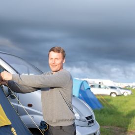 Ilta-aurinko paistaa sateen jälkeen.