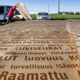 Juhlaportin pystytys alkamassa.