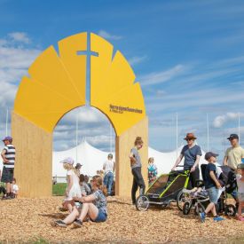 Seuravieraita tutustumassa juhlaporttiin