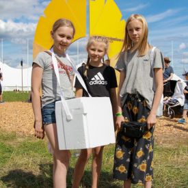 Vilma(laukku), Alisa(keskellä) ja Emilia jäätelön laukkumyynnissä