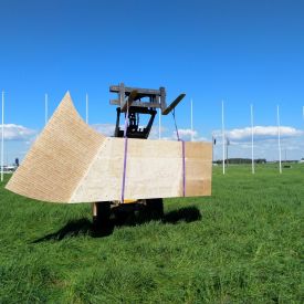 Juhlaportti matkalla kohti perustuksiaan.