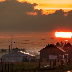 Hämyinen aamu-usva seurakentällä aamu suviseurat muhos 2019