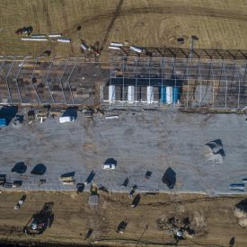 Uutukainen ravintolakatos nousemassa pystyyn toukokuussa seurakentällä suviseurat muhos ravintolakatos